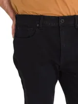 Pantalón de jean de calce slim, color celeste claro, con cinco bolsillos y logo CAT en la parte trasera.