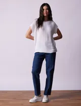 Sweater tejido color blanco, marca Cable & Gauge, con cuello a la base y apliques de botones en la espalda.