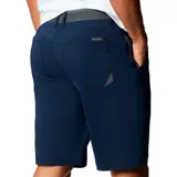 Short de hombre color verde oliva, con bolsillos laterales y traseros con cierre. Protección solar UPF 50 y repelencia al agua.