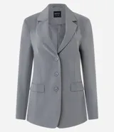 Blazer gris de poliéster, viscosa y elastano, de corte alargado, con cuello con solapas, bolsillos y cierre frontal con botones.