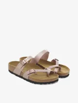 Sandalias Birkenstock modelo Mayari, color oro rosa metálico, con dos tiras finas ajustables con hebilla y plantilla anatómica de corcho.