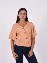 Blusa color tostado con escote en V y cierre frontal con botones.