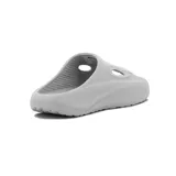 Sandalias tipo ojotas Diadora Sandals Agia, color gris claro con logo negro en la tira.