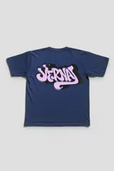 Remera azul con estampado trasero y frontal del logo Vernal intervenido con estilo graffiti en tonos flúo y pastel.