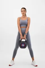 Top deportivo azul marino de corte simple con espalda cuadrada, corte ancho debajo del busto y padding desmontable.