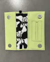 Sobre marrón de cuero sintético con cierre de solapa y costuras diagonales.