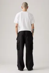 Pantalón cargo negro de corte amplio con bolsillos laterales y cintura ajustable con cordón.