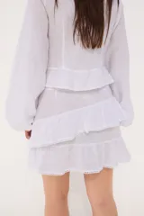 Minifalda marrón con volados superpuestos y terminaciones deshilachadas.