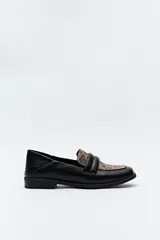 Mocasines negros de símil cuero con punta cuadrada y detalle de bordado animal print en la capellada. Taco de 2,5cm.