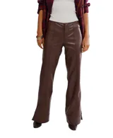 Pantalón marrón de corte bootcut, confeccionado en material vegano con paneles de costuras favorecedoras.