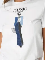 Camiseta blanca de algodón con cuello redondo y mangas cortas. Estampado frontal con ilustración de una mujer con texto "Iconic".