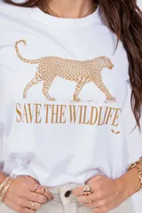 Remera negra de algodón con estampado de leopardo dorado y texto "Save the Wildlife".