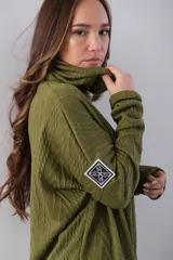 Conjunto deportivo verde oliva de tejido texturizado con cuello alto y logo en la manga.