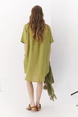 Vestido corto verde de lino, con cuello en V y mangas cortas.