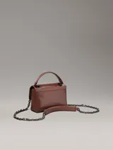 Cartera de hombro pequeña y brillante, con correa de cadena convertible y cierre giratorio en la solapa, de piel sintética.