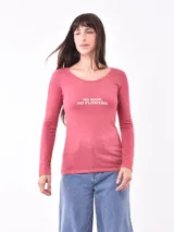 Remera negra de manga larga con estampa de flor en el frente.