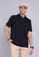 Remera polo de manga corta en color azul marino, con cuello y botones.