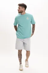 Remera color celeste con cuello redondo y estampado pequeño en el frente.