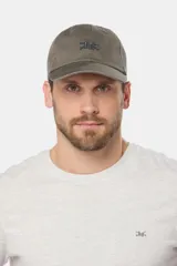 Gorra de béisbol azul marino de lona con visera curva y logo bordado en el frente.