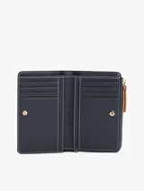 Billetera plegable Tommy Hilfiger con estampado integral, múltiples ranuras para tarjetas, compartimento para billetes, bolsillo exterior con cremallera y logo TH en la parte delantera.