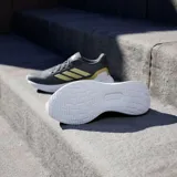 Championes Adidas Runfalcon 5, color negro con detalles dorados y suela blanca, ideales para running.