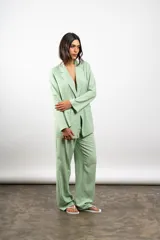 Blazer verde menta de lino, con solapas y bolsillos delanteros.