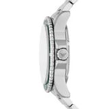 Reloj Emporio Armani Word Explorer de 42 mm con movimiento solar, caja plateada de acero inoxidable, esfera verde con agujas plateadas luminiscentes, bisel giratorio verde con marcadores de minutos, cristal mineral y brazalete de acero inoxidable plateado con cierre desplegable. Resistente al agua hasta 100 metros.