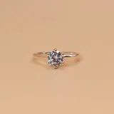 Anillo de plata 925 con circonia engarzada de 5.5mm de diámetro.