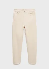 Pantalón de jean color crudo, corte mom fit, tiro alto, cinco bolsillos y cierre con cremallera y botón.