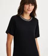 Vestido corto negro de viscosa con mangas cortas y cuello redondo de punto en color blanco y gris.