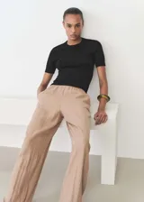 Jersey negro de punto fino, manga corta y cuello redondo.