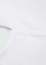 Camiseta blanca de algodón con elastano, de corte ajustado, hombros descubiertos y escote off-shoulder.