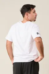 Remera blanca de algodón con estampado frontal que incluye el texto "The Boston Est. 1997" y un texto vertical más largo en el lateral.