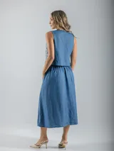 Chaleco italiano de inspiración folk, forrado y confeccionado en denim bordado con motivos florales.