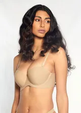 Soutien balconette negro de microfibra sin costuras, con copa preformada y aro invisible. Breteles regulables y desmontables.