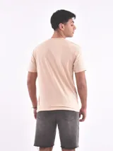 Remera gris oscuro con estampa frontal de una moto y texto en blanco.