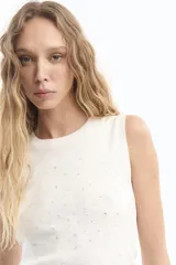 Musculosa gris con cuello redondo y apliques de strass plateados.