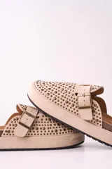 Zuecos color beige con plataforma y detalle de tachas.