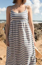 Vestido largo negro de lino, con breteles finos y escote recto.