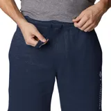 Short deportivo azul marino de algodón y elastano, con cintura elástica ajustable con cordón, bolsillos laterales y traseros, y logo de Columbia estampado en blanco en la pierna izquierda.