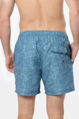 Short de baño celeste con estampado de hojas, cintura elástica con cordón ajustable, dos bolsillos laterales y suspensor de malla fina.