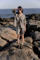 Sandalias bajas color marrón de cuero gamuzado, con tiras cruzadas y hebilla metálica.