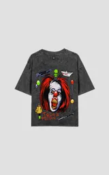 Remera negra con efecto nevado, corte oversize y estampado de Pennywise, globos y la frase 'Todos Flotan'.