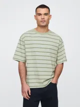 Remera de manga corta con cuello redondo, a rayas horizontales en tonos celeste, blanco y marrón.