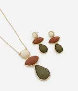 Conjunto de collar largo con colgante de formas variadas y resinas, acompañado de caravanas con colgantes de formas diversas de resina. Producto confeccionado en metal reciclado, con baño light gold.