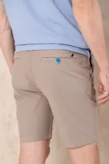 Bermuda color beige de corte clásico con bolsillos laterales y traseros.