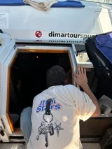 Camiseta celeste con estampado frontal de la frase "Ittai Stars" y una estrella. En la parte posterior tiene un estampado de un llavero con llaves y dijes.