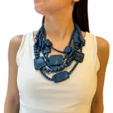 Collar de múltiples hilos con cuentas de resina azul en diferentes formas y tamaños.