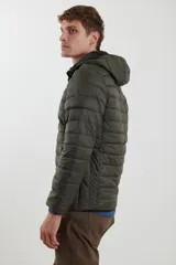 Campera capitoneada color bordó con capucha desmontable con cierre, dos bolsillos exteriores con cierre y un bolsillo interior.