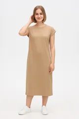Vestido midi color beige de algodón, con cuello redondo y mangas cortas con dobladillo.